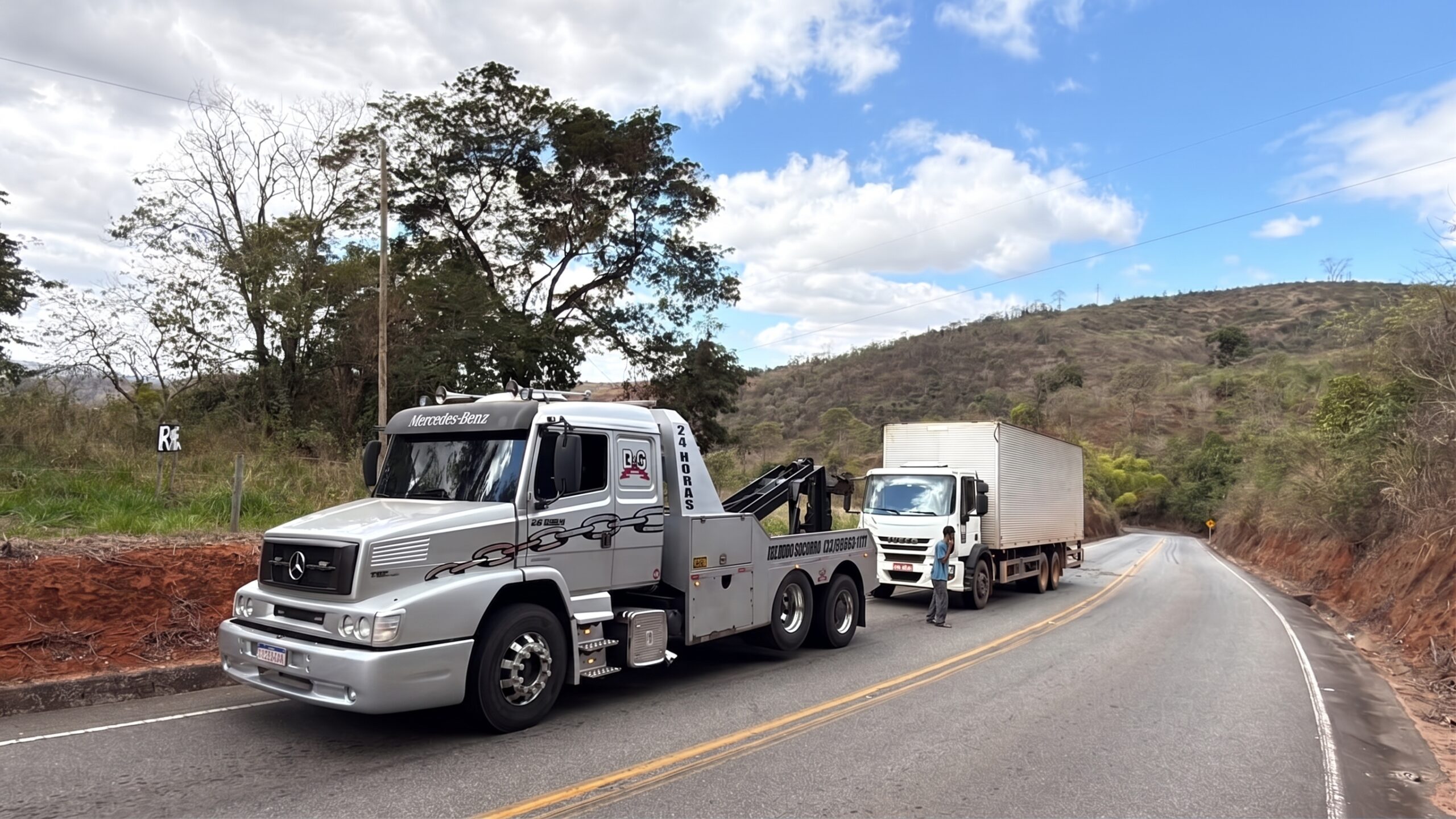 Caminhão de reboque DG em operação rodoviária